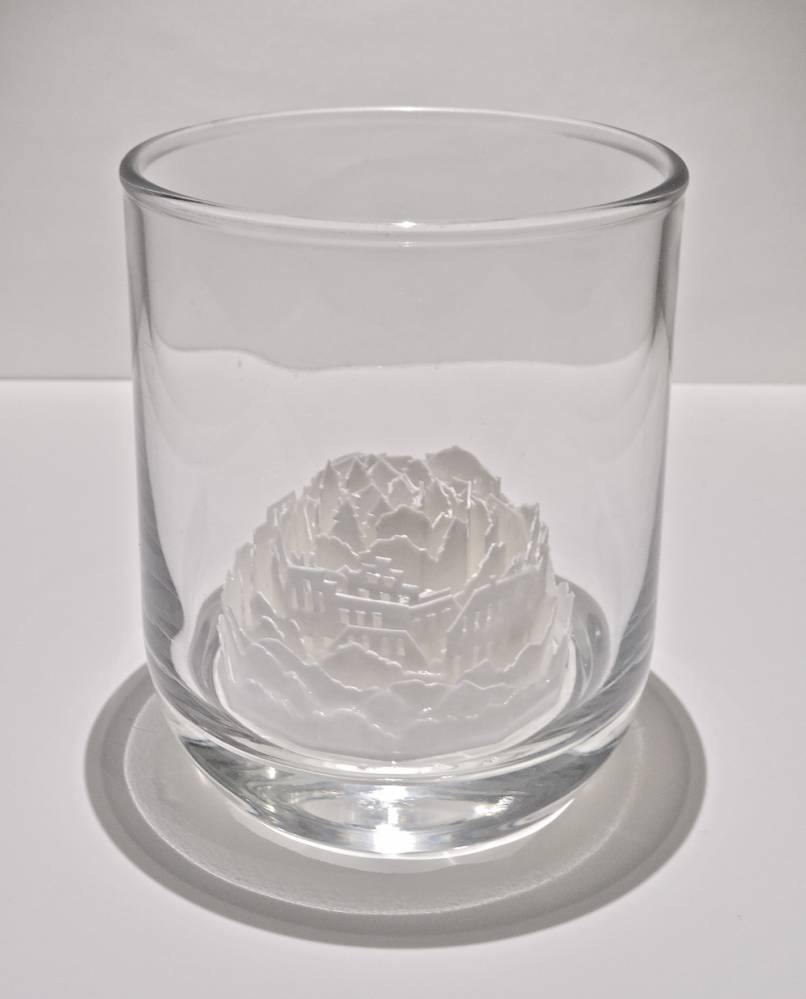 令人讚嘆的傳統剪紙藝術！日本女藝術家打造玻璃中的微型城市