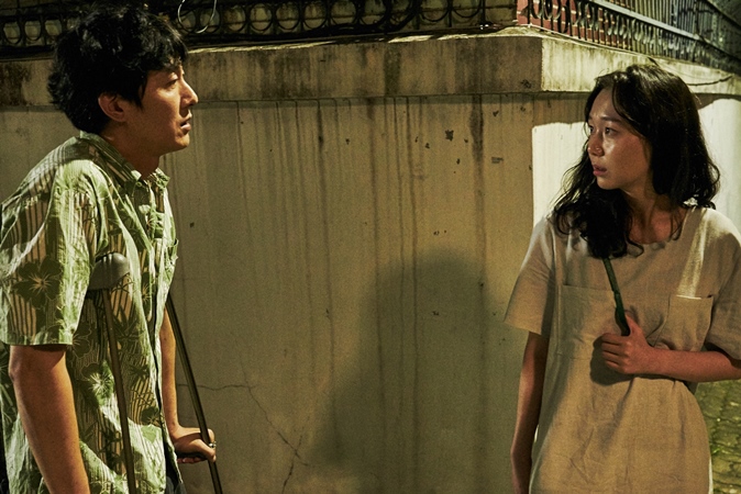 同為戀人兩樣情?南韓導演洪常秀新作《戀妳非妳》探究愛情間的迷戀與猜疑 同為戀人兩樣情?南韓導演洪常秀新作《戀妳非妳》探究愛情間的迷戀與猜疑