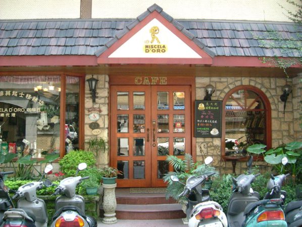 濃濃歐風的瑪格莉特咖啡館，老闆手作紙雕小天地