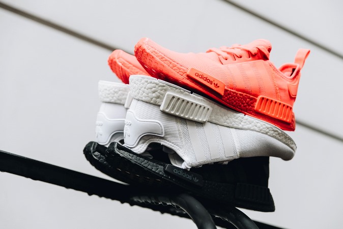 adidas Originals NMD R1，純粹色調一色到底的街頭時尚