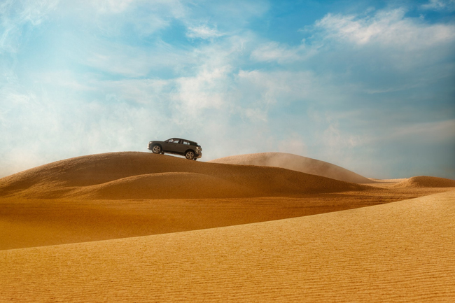 1：43 的奔馳世界！微型攝影師打造奧迪沙漠廣告