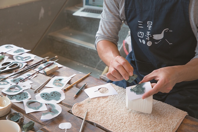 動手畫下地方的記憶──三星四季青花瓷