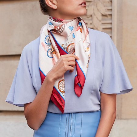 繫上一抹夏日美好時光 Julien Calot x LONGCHAMP 系列絲巾