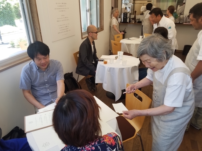 店員全是失智症老婆婆!讓人放寬心的日本「會上錯菜餐廳」充滿溫暖驚喜 店員全是失智症老婆婆!讓人放寬心的日本「會上錯菜餐廳」充滿溫暖驚喜