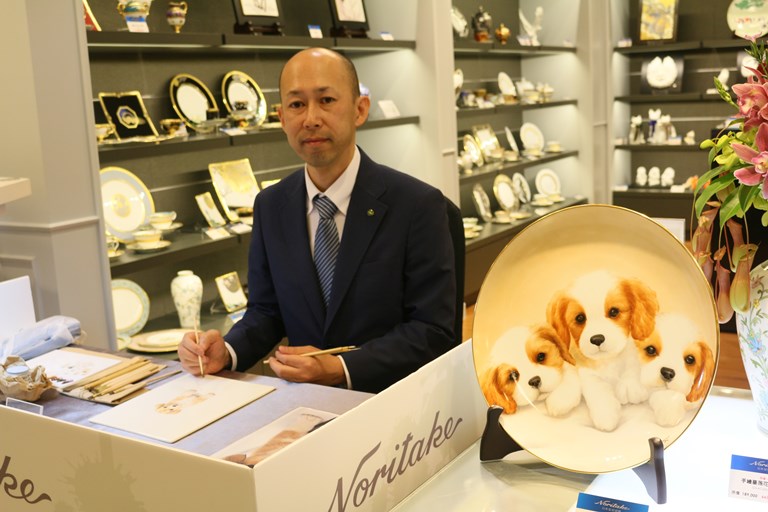 中外藝品展 旺代邀大師坐鎮!Noritake狗年手繪盤 新品亮相! 中外藝品展 旺代邀大師坐鎮!Noritake狗年手繪盤 新品亮相!