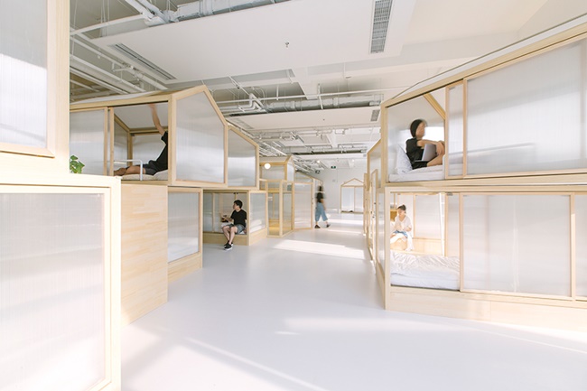 打造室內露營感空間!住進Together Hostel的音樂節帳篷!