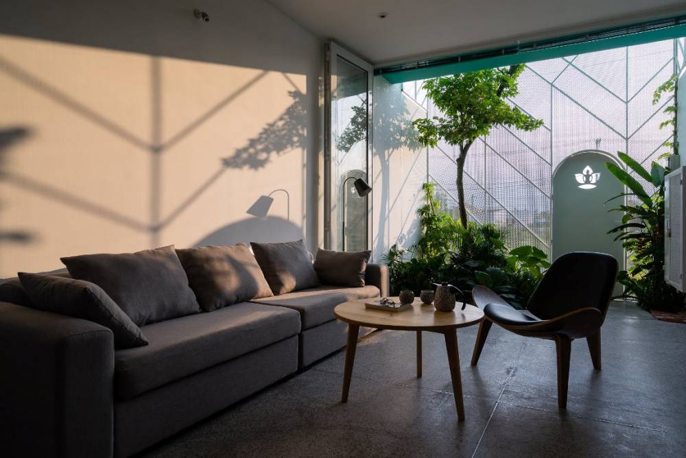 交織夜幕與天光：投射生活的剪影住宅，LESS HOUSE