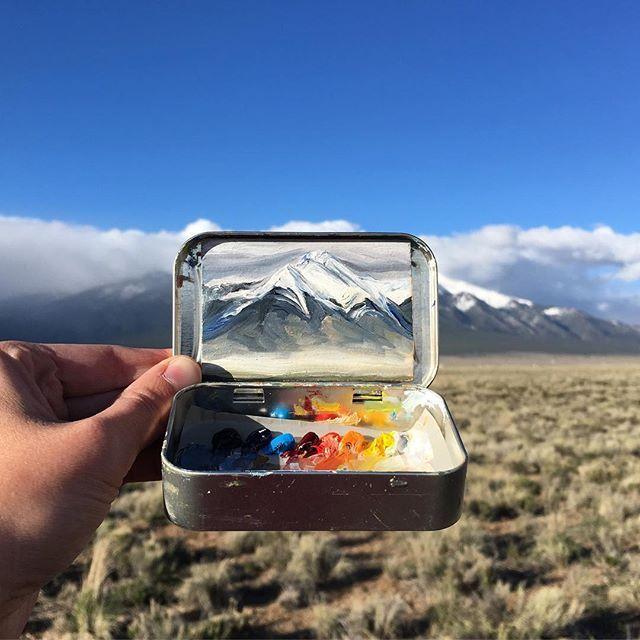 喉糖鐵盒裡的油畫世界，上百幅迷你風景畫持續產出中！