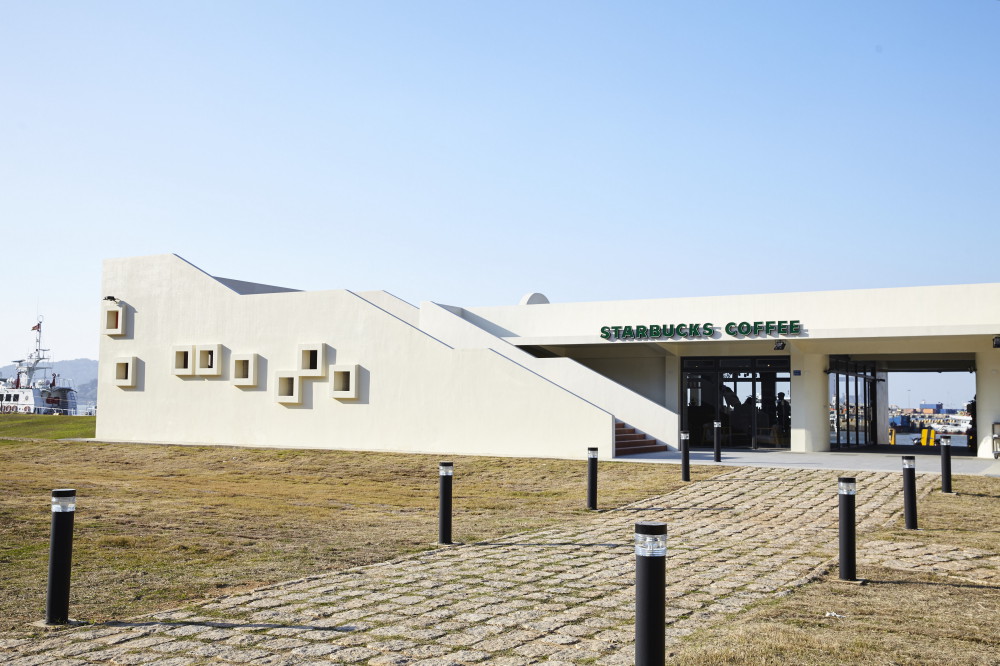 全台灣最北端星巴克！馬祖成唯一開暖氣門市 空間結合藍眼淚+石屋建築意象