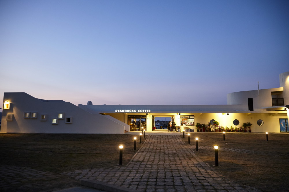 全台灣最北端星巴克！馬祖成唯一開暖氣門市 空間結合藍眼淚+石屋建築意象