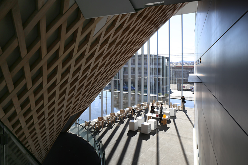 水中的富士山？坂茂最新優雅力作「富士山世界遺產中心」開幕！