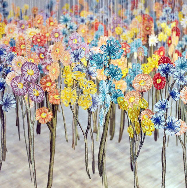 彷彿一吹即散的「線畫」！加拿大藝術家將平面刺繡變身夢幻立體錦簇花團！_04