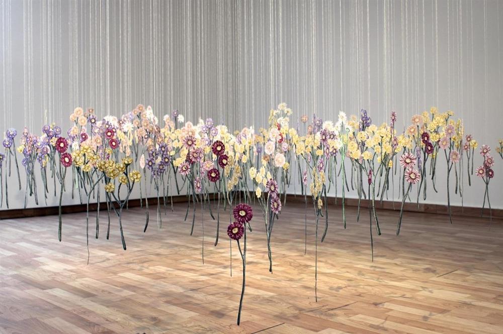 彷彿一吹即散的「線畫」！加拿大藝術家將平面刺繡變身夢幻立體錦簇花團！_02