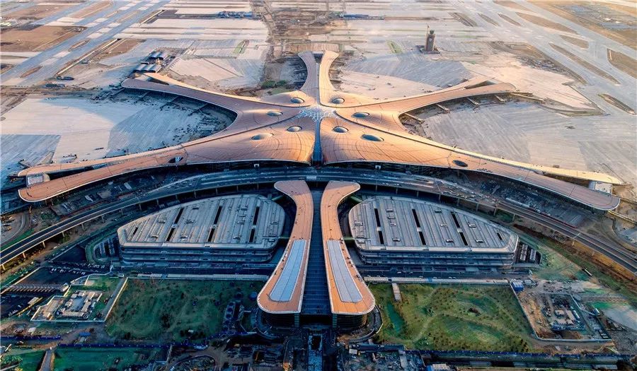 Zaha Hadid操刀磅礡建築!「北京大興國際機場」成全球最大單一航站機場 萬片玻璃穹頂、星芒狀外觀吸睛