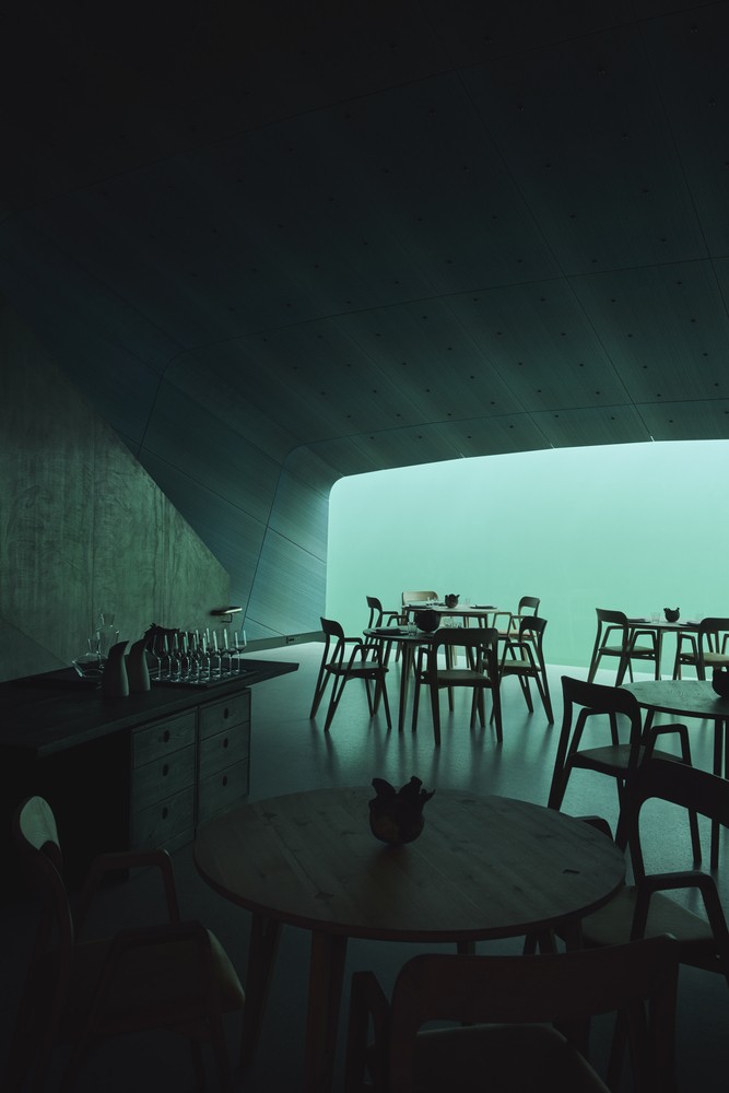 歐洲首間海底餐廳!挪威建築團隊Snøhetta打造「UNDER」潛入蔚藍海面的空間 歐洲首間海底餐廳!挪威建築團隊Snøhetta打造「UNDER」潛入蔚藍海面的空間