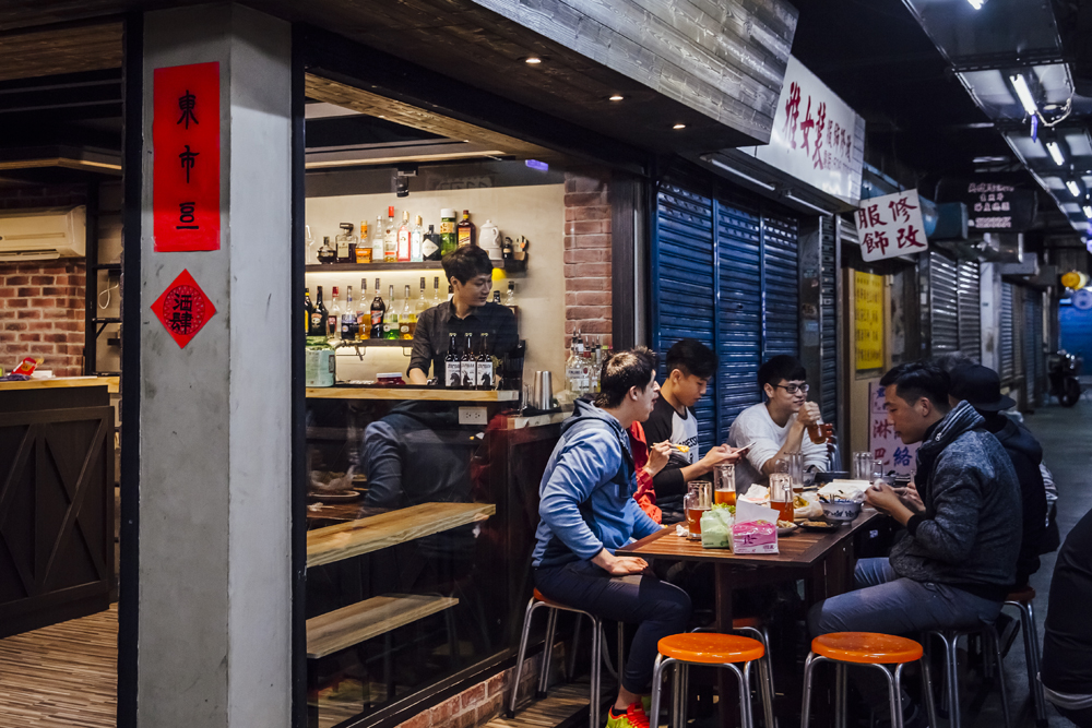 最接地氣的市場酒吧!藏身新竹東門市場的特色小酒館「東市1001」在傳統市場裡暢飲美式調酒 最接地氣的市場酒吧!藏身新竹東門市場的特色小酒館「東市1001」在傳統市場裡暢飲美式調酒