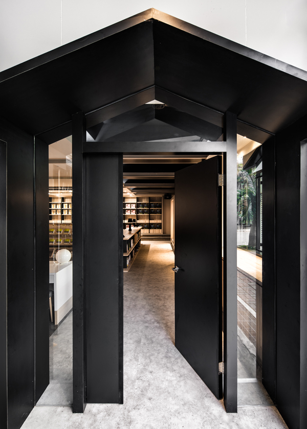 彰化南興國小洗去老舊氣息！60年老教室變身木系質感圖書館