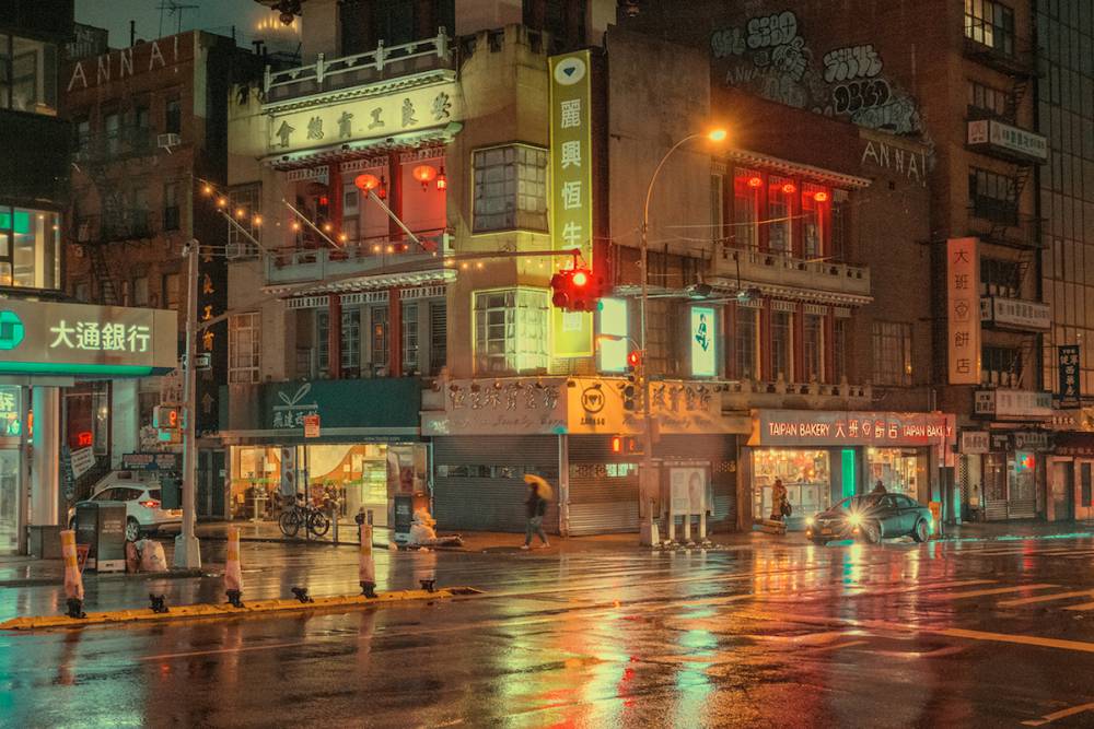 這裡不是台灣、不是中國！法國攝影師捕捉破曉前的紐約唐人街雨中即景！