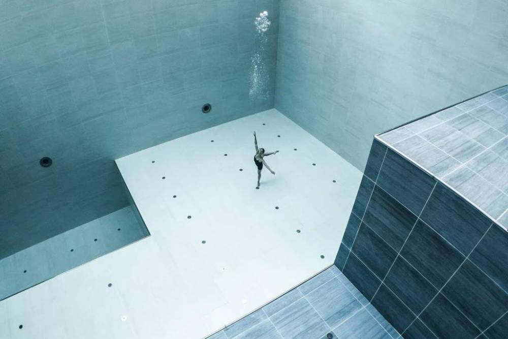 潛入世界最深泳池Y-40！水下攝影師Julie Gautier舞出絕美水下舞蹈_01