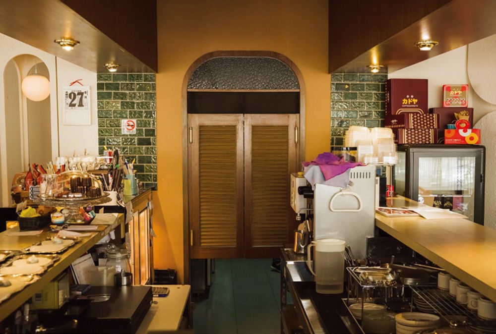 吧檯內復古拉門， 連結廚房與外場