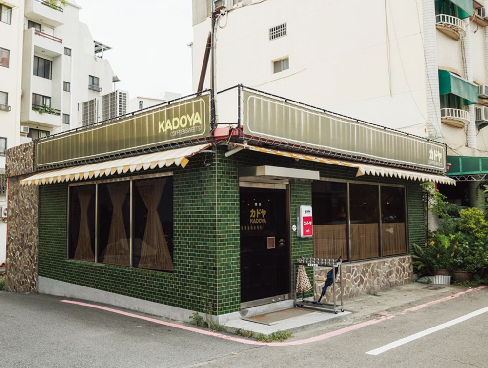 KADOYA 位在街口轉角的三角區中， 原本是一間小木屋。