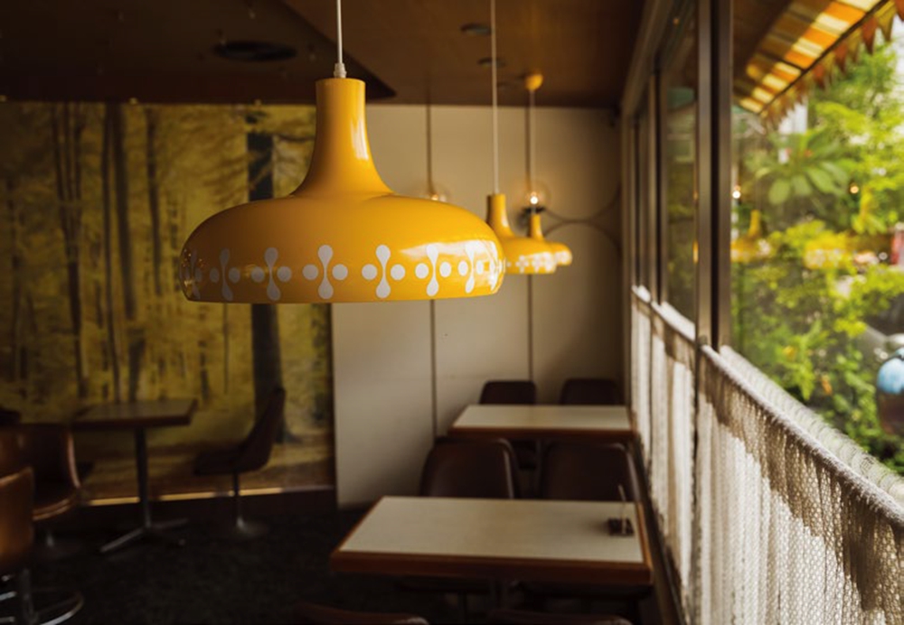 店鋪的每個角落都用心設計擺設，除了尋找復古家具，桌椅也是特別訂製。