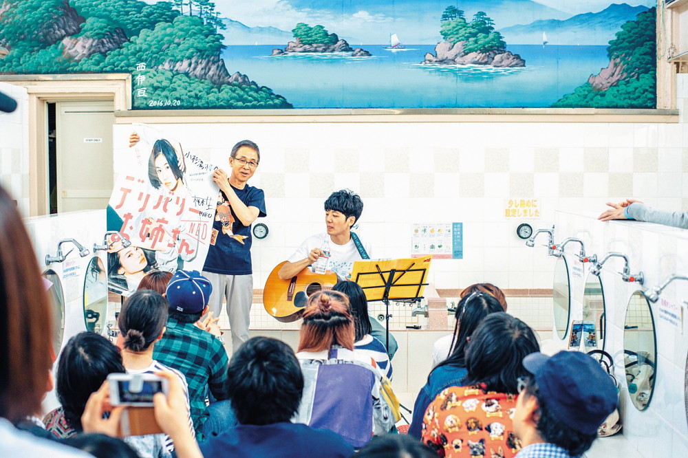 小杉湯因為高挑空間而有回音,在此舉辦演唱活動也別有一番趣味。 小杉湯因為高挑空間而有回音,在此舉辦演唱活動也別有一番趣味。