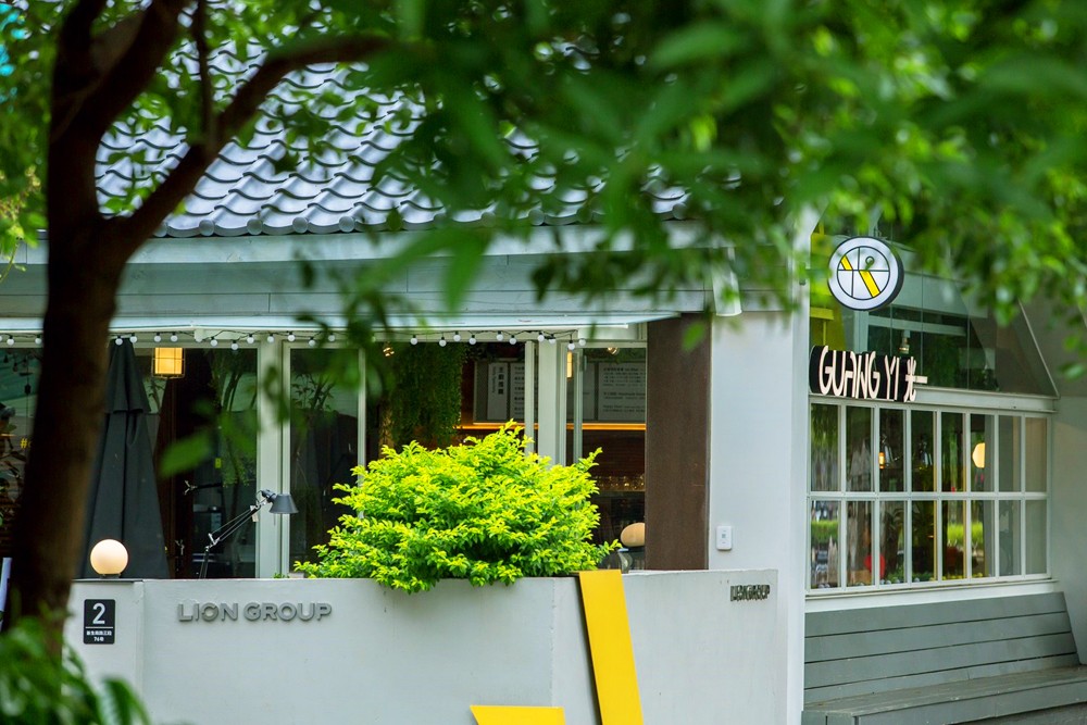 台北「光一肆號」在溫羅汀街區打造環繞玻璃窗景美食空間