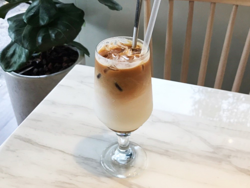 台北「光一肆號」在溫羅汀街區打造環繞玻璃窗景美食空間