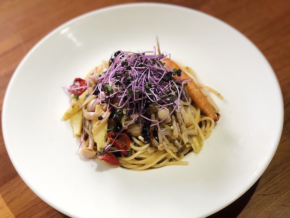 台北「光一肆號」在溫羅汀街區打造環繞玻璃窗景美食空間