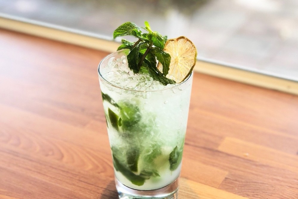 台北「光一肆號」在溫羅汀街區打造環繞玻璃窗景美食空間