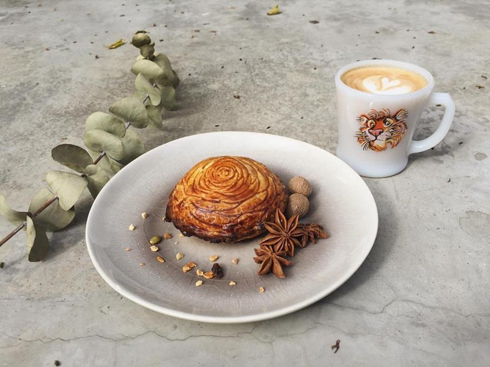 用簡約為都市增添一抹寧靜！台北「HEXA」巷內的極簡設計選物咖啡廳