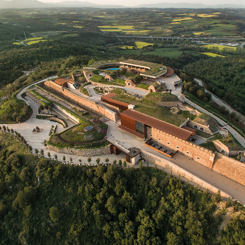 ！西班牙「D’Or Museum」藏身山間的古堡美術館