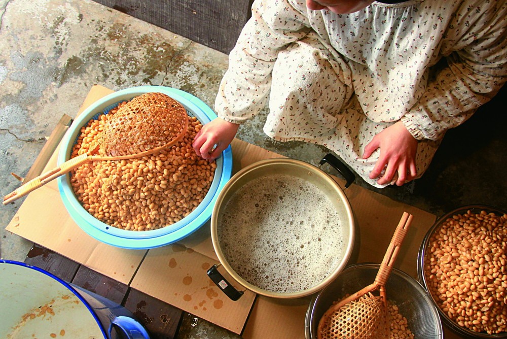 來這裡的旅客可以體驗簡易的農活、也可以學做味噌。 來這裡的旅客可以體驗簡易的農活、也可以學做味噌。