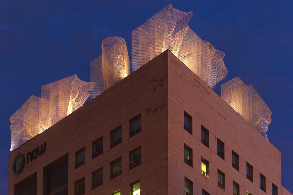 義大利藝術家Edoardo Tresoldi「人臉鐵絲」雕塑讓西班牙大師建築變縹緲