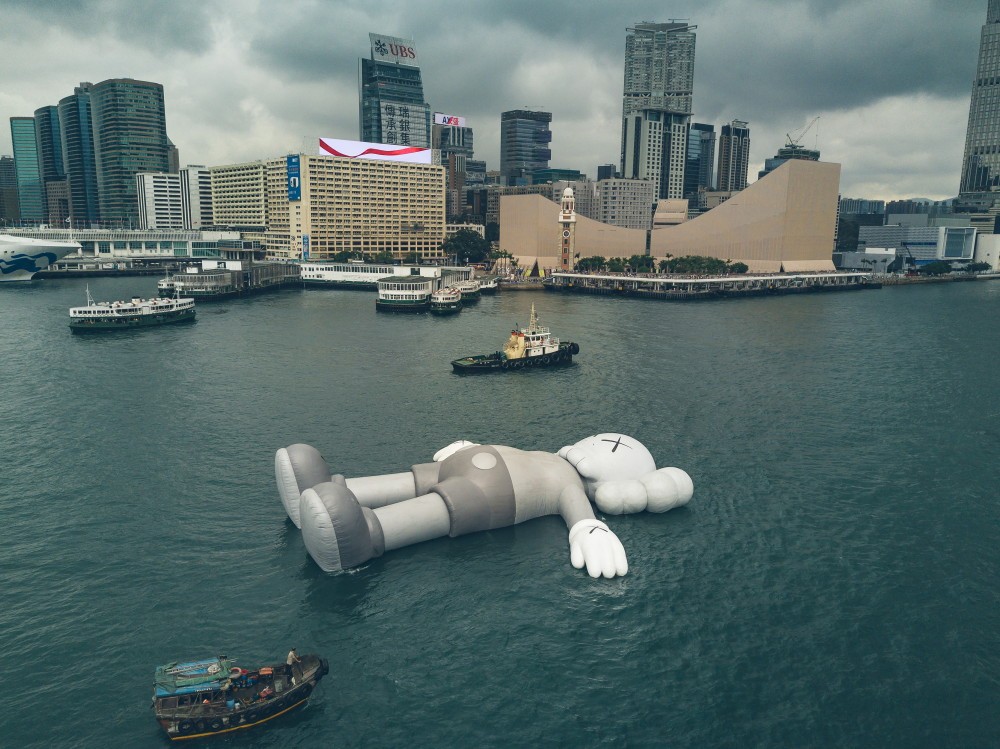 37米KAWS:HOLIDAY巨型公仔香港維多利亞港登場! 37米KAWS:HOLIDAY巨型公仔香港維多利亞港登場!