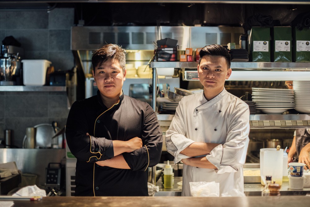 台南阿霞飯店第四代掌廚人吳健豪(左)與台北Domani義式餐廳主廚陳興同(右),連袂共譜台義春酒餐宴 台南阿霞飯店第四代掌廚人吳健豪(左)與台北Domani義式餐廳主廚陳興同(右),連袂共譜台義春酒餐宴