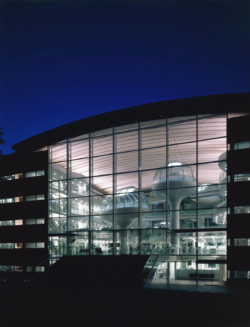 日本建築大師坂茂經典之作 東京「成蹊大學情報圖書館」顛覆傳統書香空間_04