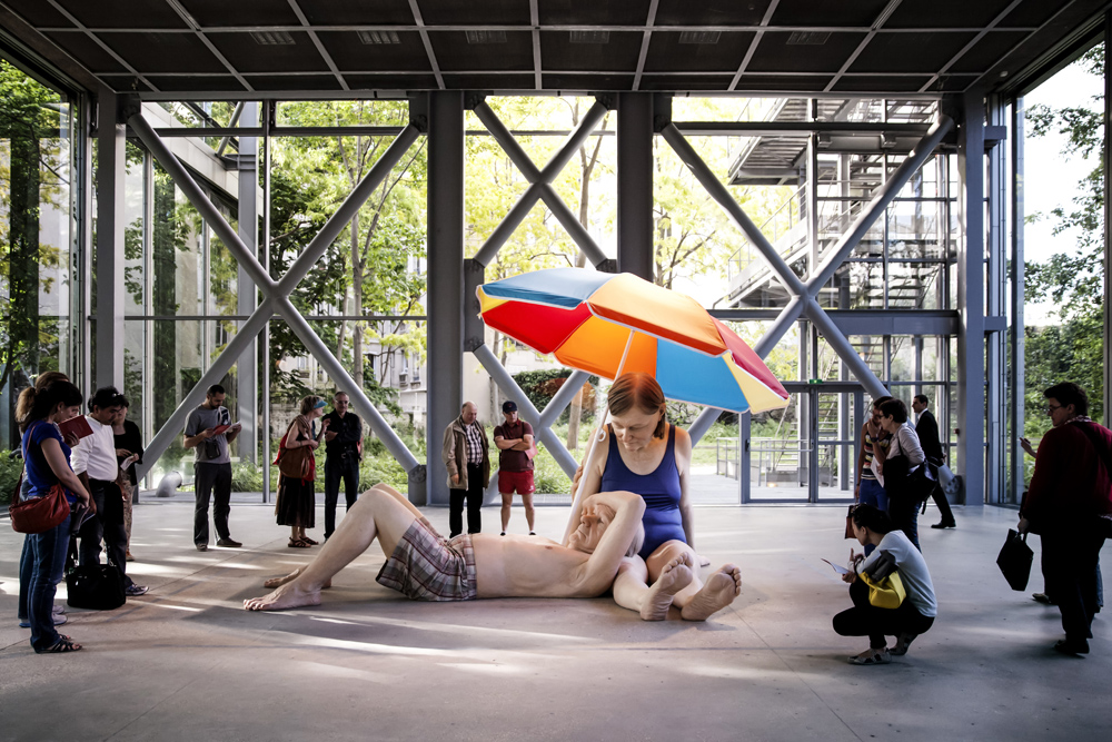 Ron Mueck榮‧穆克,《Couple under an Umbrella》(2013) Ron Mueck榮‧穆克,《Couple under an Umbrella》(2013)
