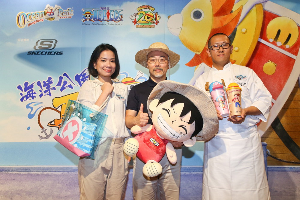 香港海洋公園管理及演藝節目執行總監吳守堅、零售部總監曾綺雯及行政總廚于浩斌出席媒體發佈會