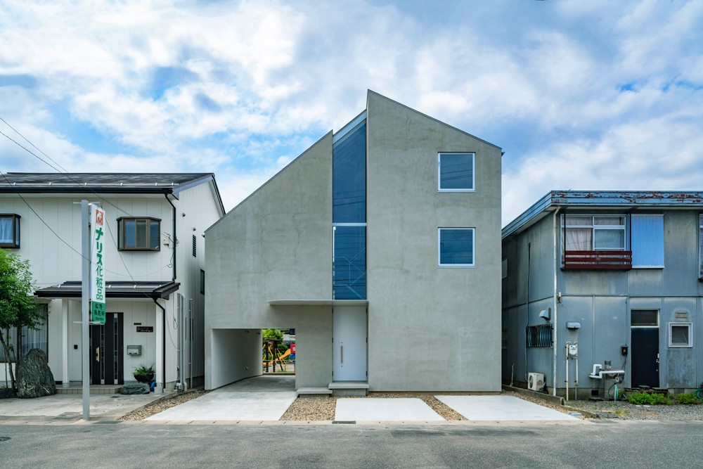 日本岐阜建築師武藤圭太郎極簡「二代共居宅」親密與隱密的完美平衡 日本岐阜建築師武藤圭太郎極簡「二代共居宅」親密與隱密的完美平衡