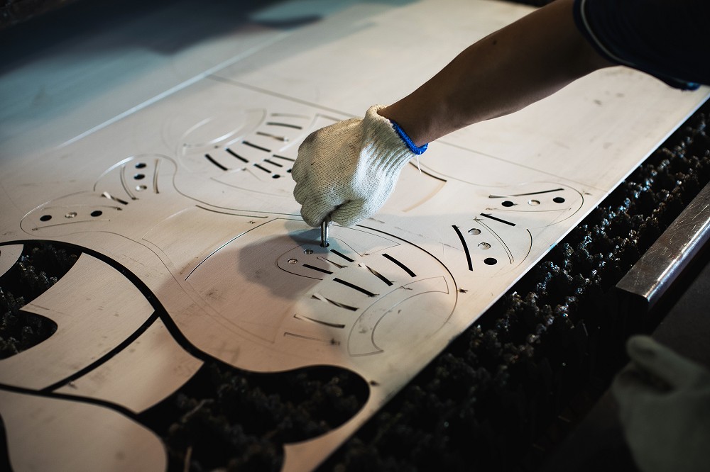 台中後巷腳下美景！插畫家丁原生「原生魚洄游」創作磚面讓髒汙暗巷化身彩繪魚川巷_08