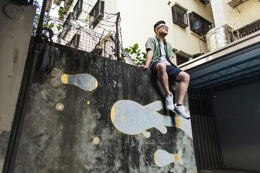 台中後巷腳下美景！插畫家丁原生「原生魚洄游」創作磚面讓髒汙暗巷化身彩繪魚川巷_02