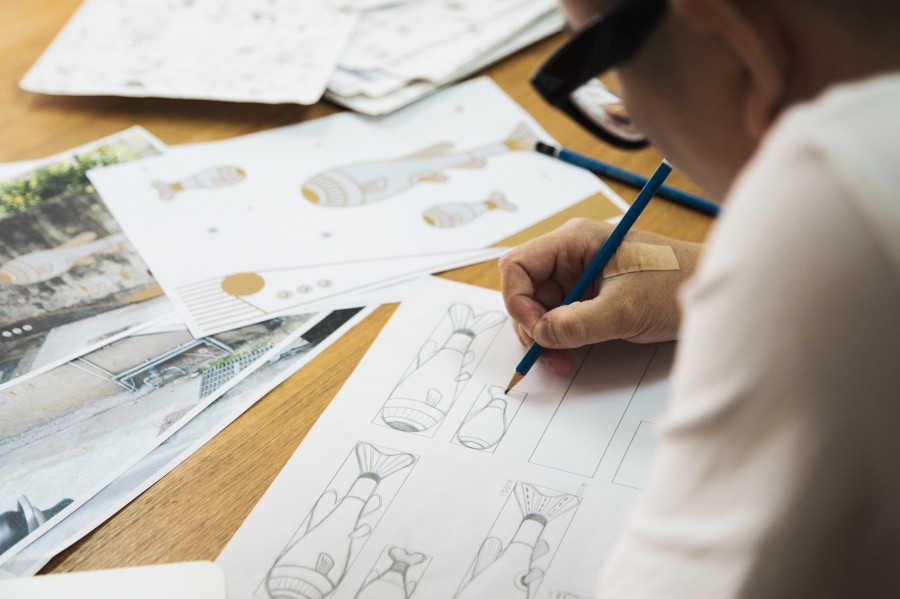 台中後巷腳下美景！插畫家丁原生「原生魚洄游」創作磚面讓髒汙暗巷化身彩繪魚川巷_03