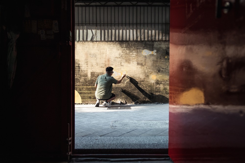 台中後巷腳下美景！插畫家丁原生「原生魚洄游」創作磚面讓髒汙暗巷化身彩繪魚川巷_09