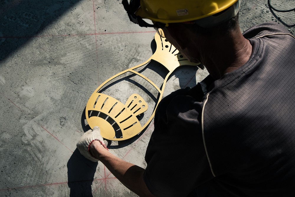 台中後巷腳下美景！插畫家丁原生「原生魚洄游」創作磚面讓髒汙暗巷化身彩繪魚川巷_07