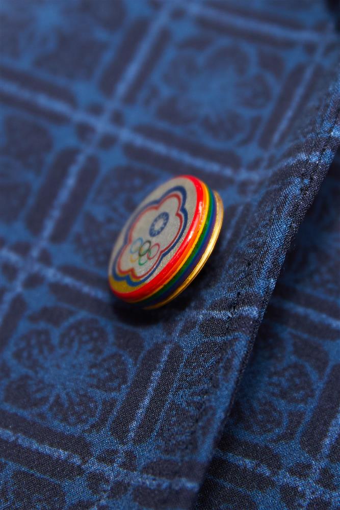 周裕穎與光山行訂製手工漆器釦正面金、銀主色