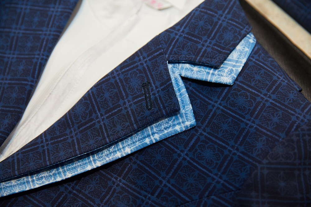 周裕穎與春稻制服合作，運用數位印花將不同深淺、圖紋樣式的「梅花」窗花拼接設計，打造立體修身視覺效果 _04