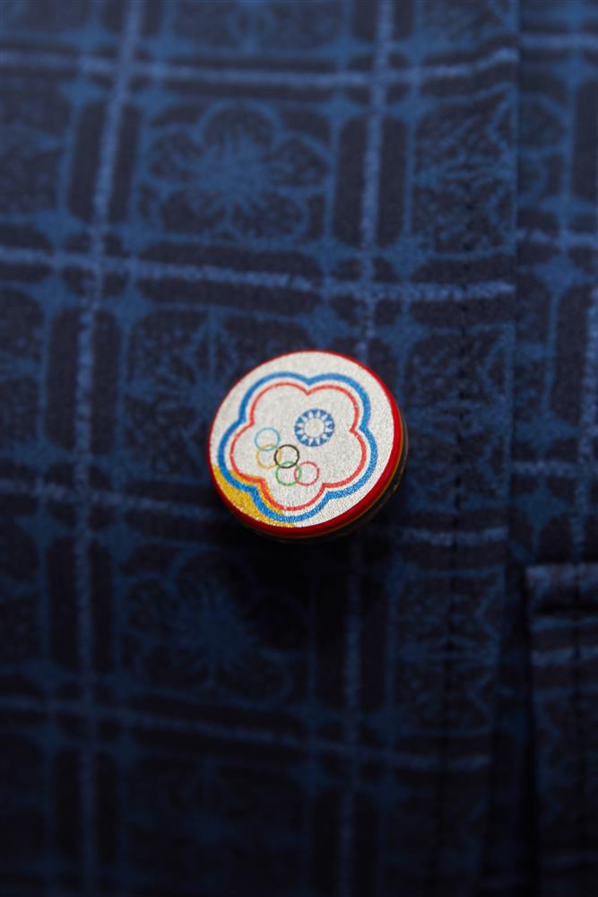 周裕穎與光山行訂製手工漆器釦正面金、銀主色