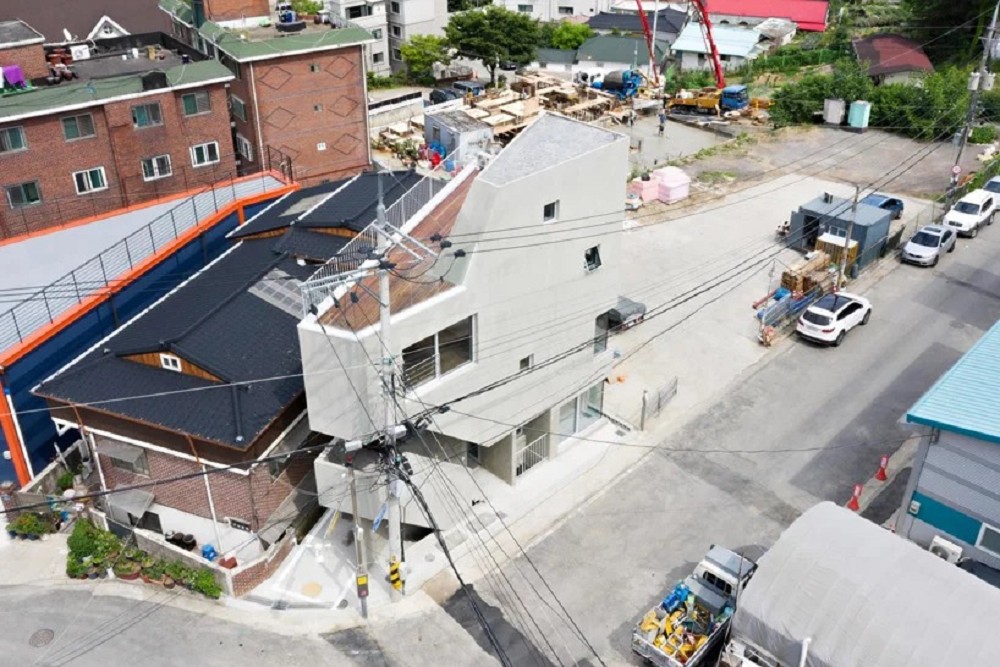 小坪數極大化利用!韓國京畿道山區的混凝土建築 28坪三角形地融合住家與辦公空間 小坪數極大化利用!韓國京畿道山區的混凝土建築 28坪三角形地融合住家與辦公空間